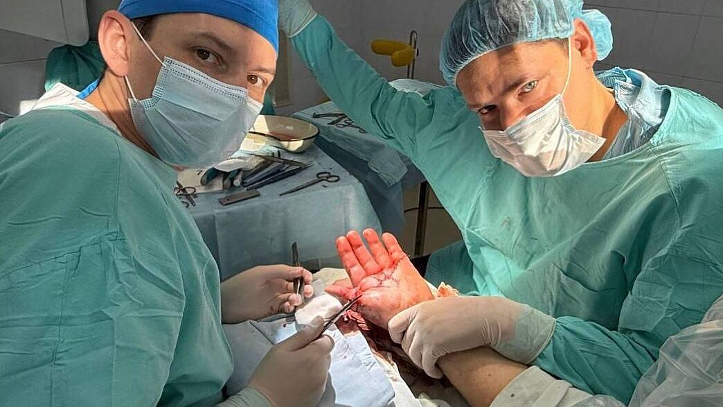 В Москве впервые пришили сразу пять пальцев пациенту, получившему травму