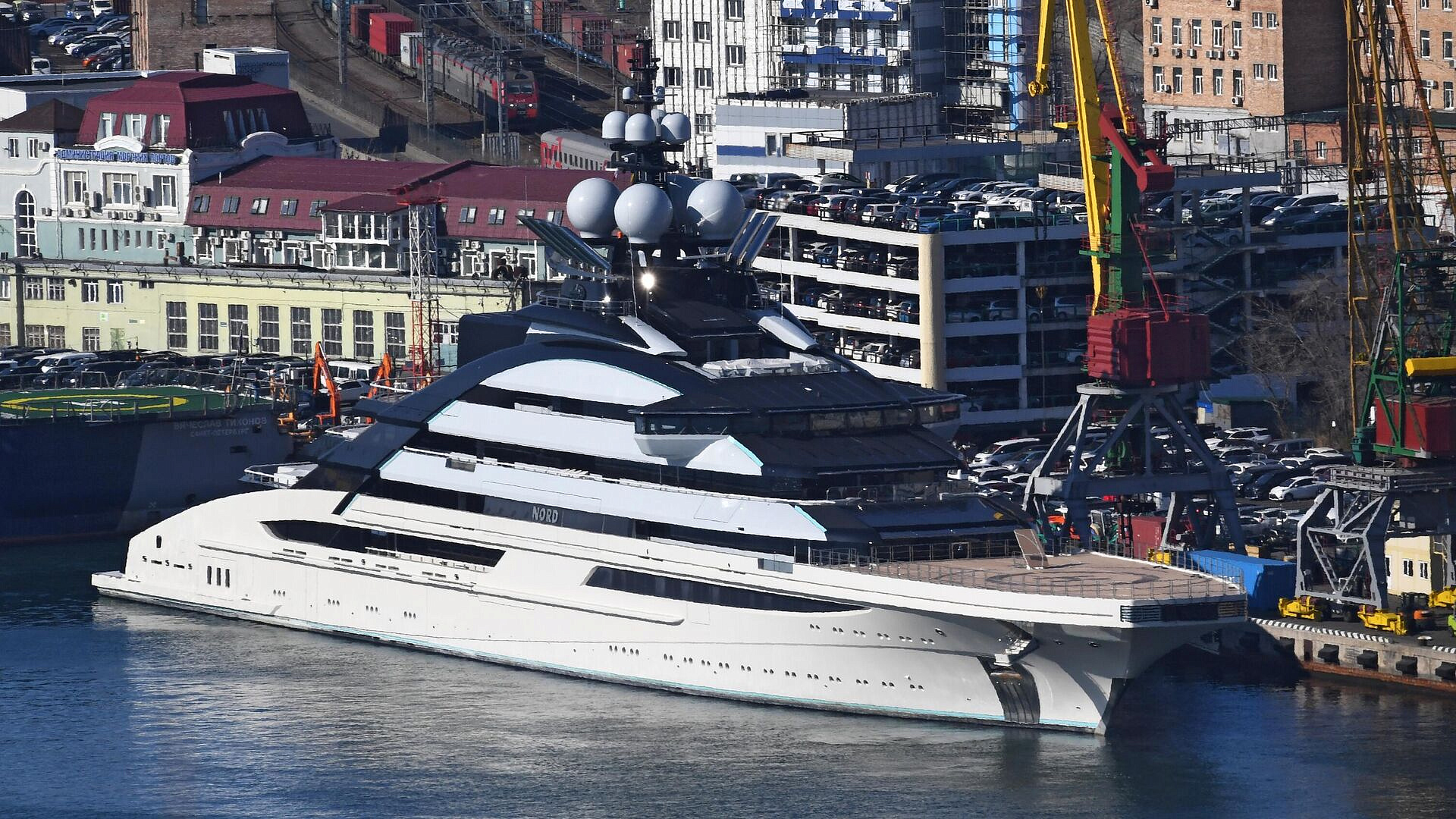 Источник назвал причину прохода яхты Мордашова через Ормузский пролив