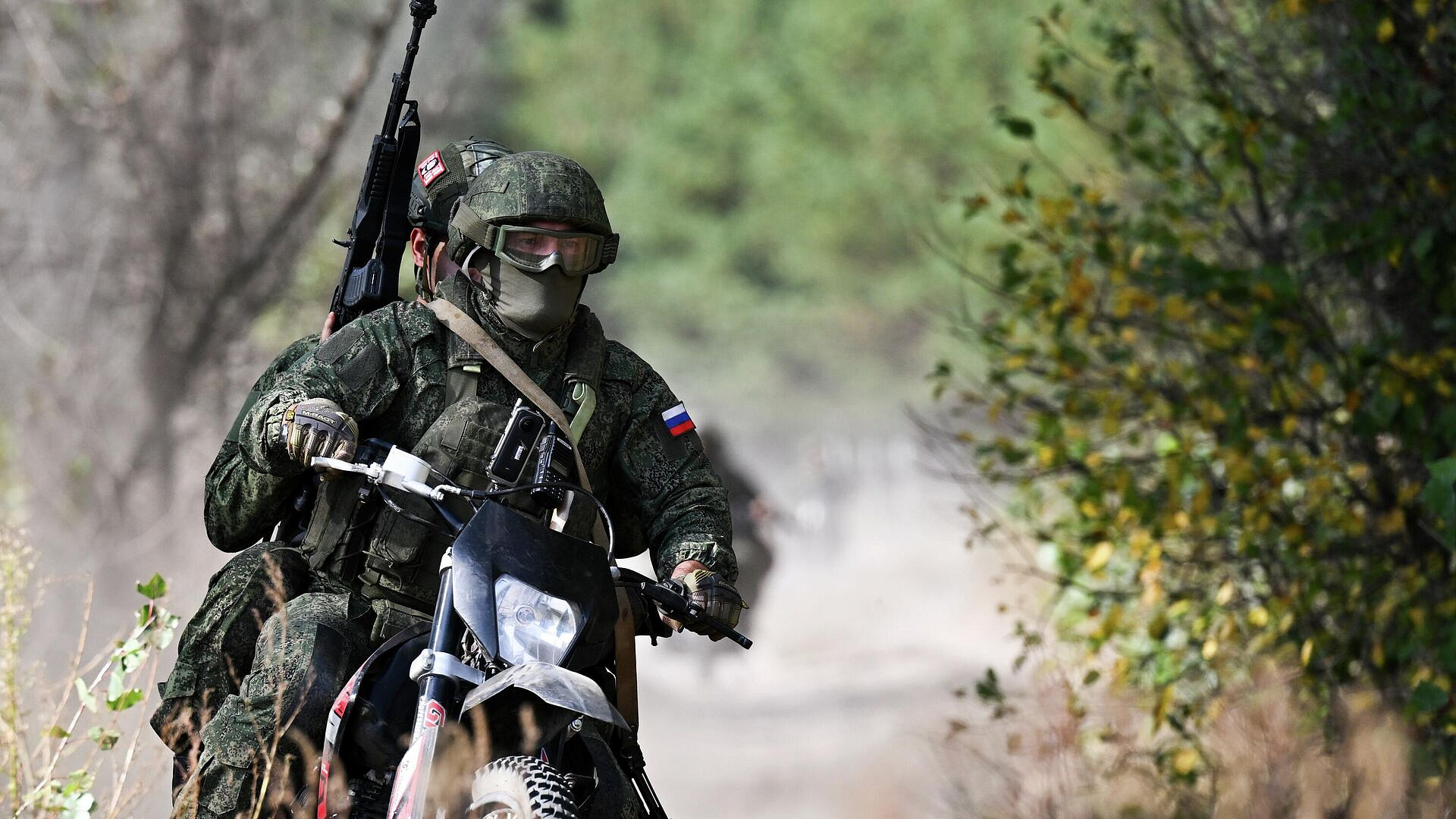 Опубликованы кадры с российскими флагами в освобожденной Новопавловке