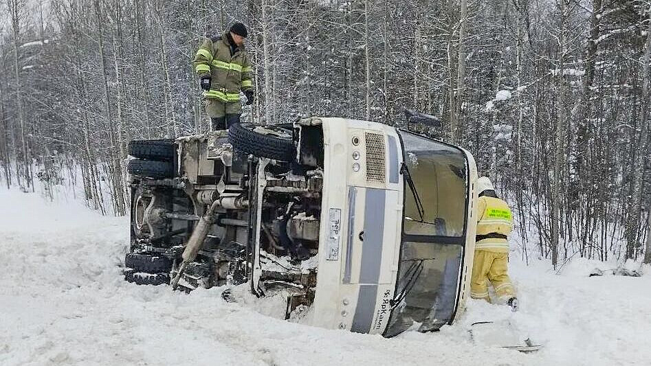 В Архангельской области пассажирский автобус опрокинулся в кювет