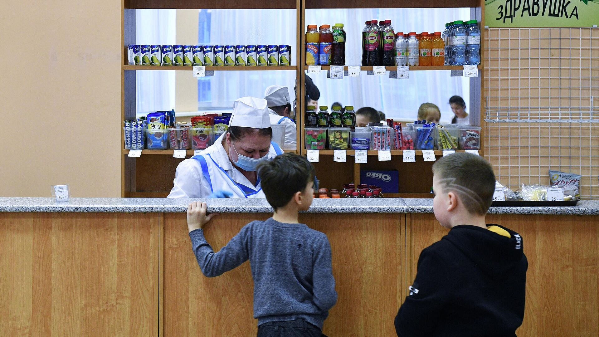 В Госдуме предложили ставить полезную еду поближе в школьных буфетах