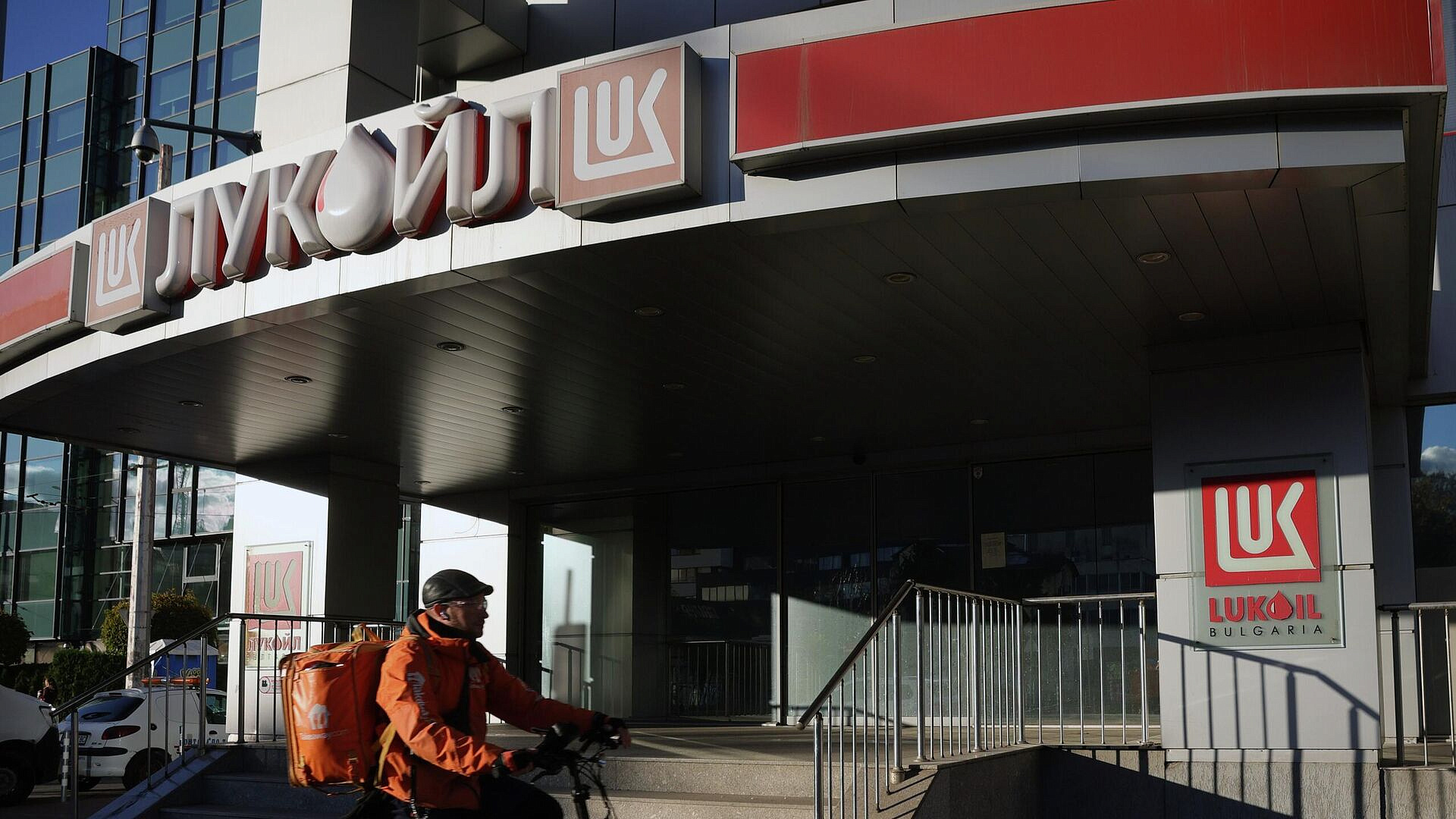 США продлили разрешение на операции со структурами "Лукойла" в Болгарии