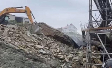 Трое человек попали под завалы на стройке в Геленджике, где сошел грунт