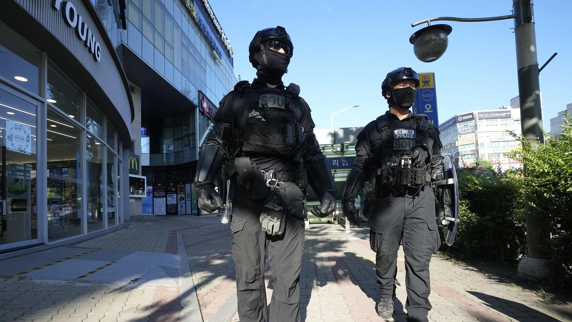 Полиция не дала митингующим прорваться к месту саммита США и Южной Кореи