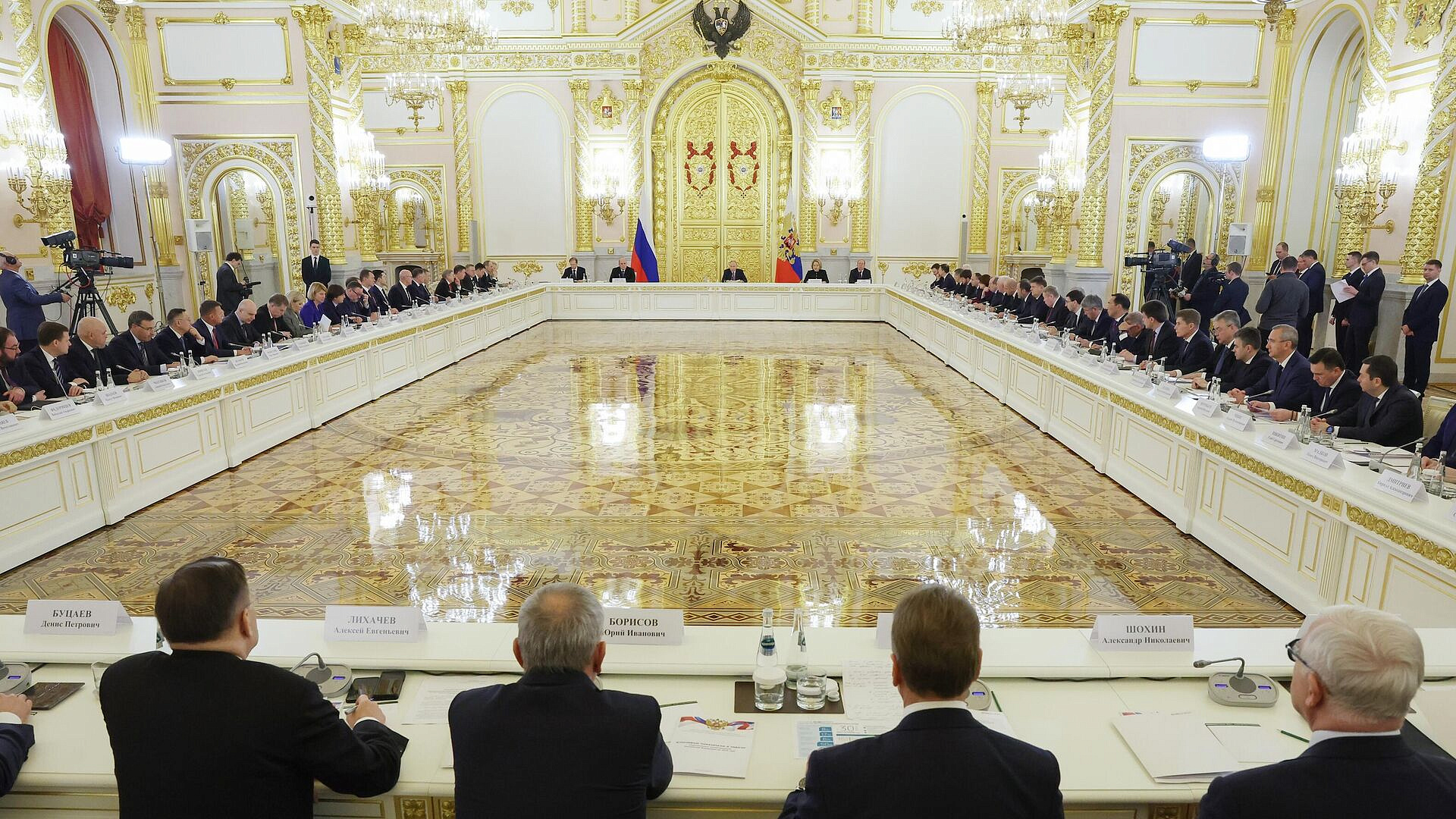 Путин дал поручения по развитию городов ДФО и Арктики