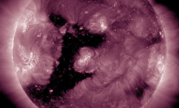 На Солнце появилась корональная дыра, похожая на дракона
