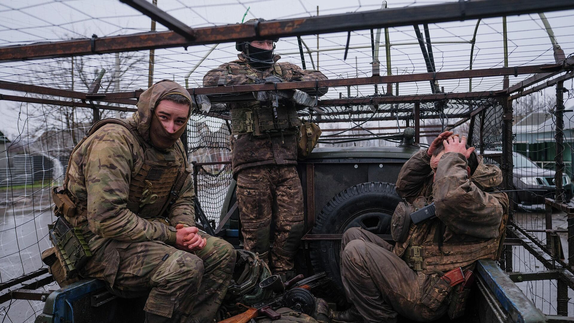 "Азовцы"* избили и под угрозой расстрела заставили уехать жителя Гродовки