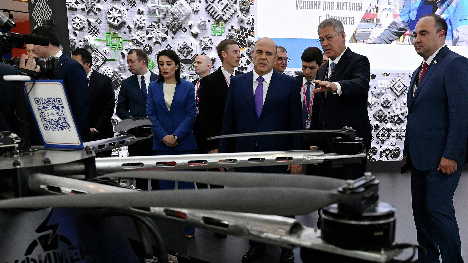 Мишустин рассказал о потребности гражданских отраслей в кадрах