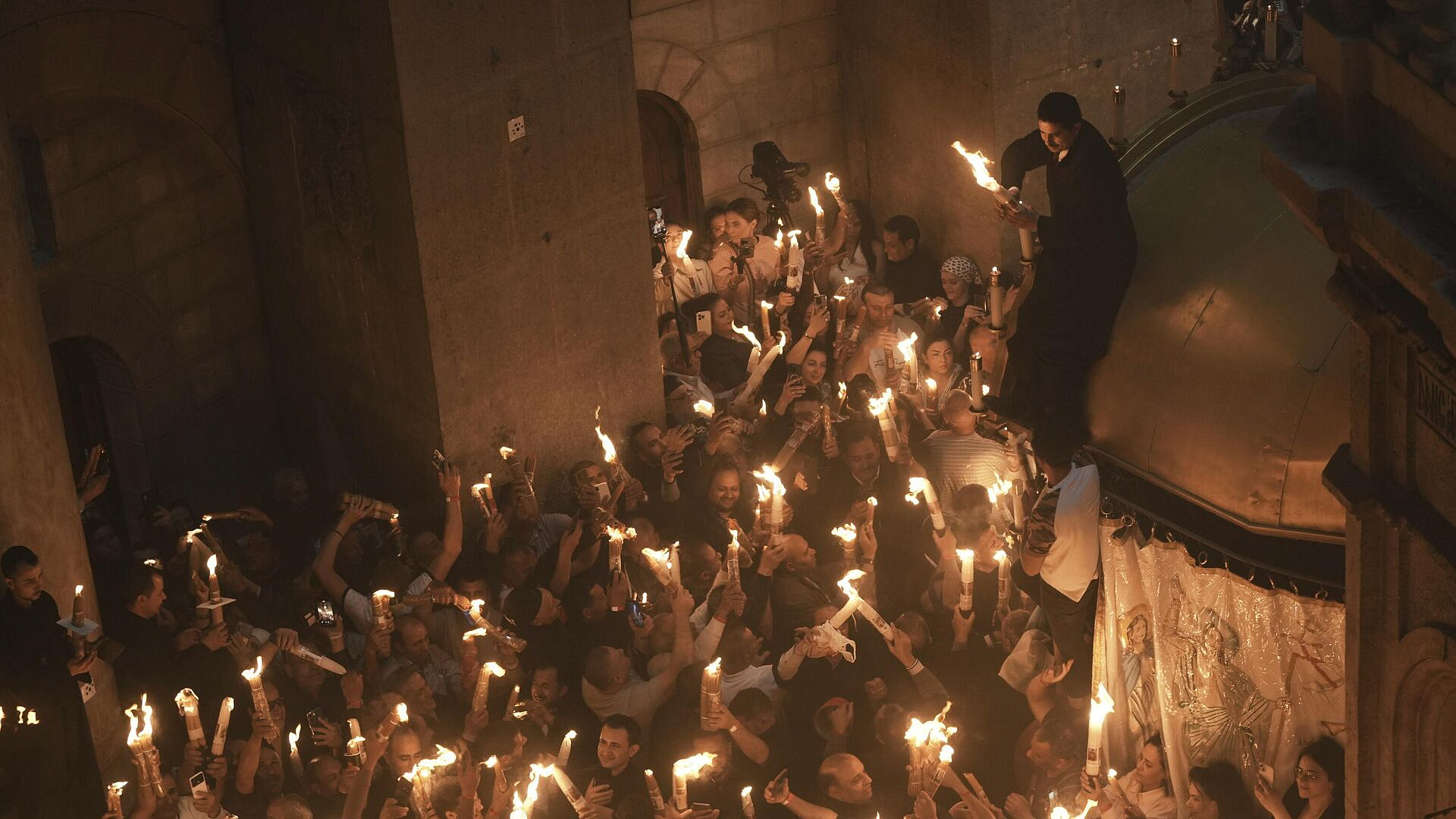 Благодатный огонь из Иерусалима доставили на богослужение в Донецк на Пасху