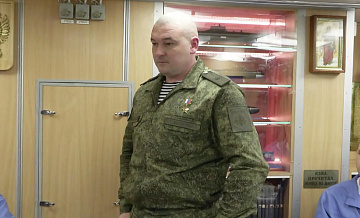 В Приморье возложили траурные цветы к стенду, посвященному Гудкову