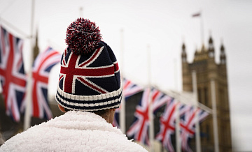 В Британии нелегальных мигрантов начинают размещать в казармах