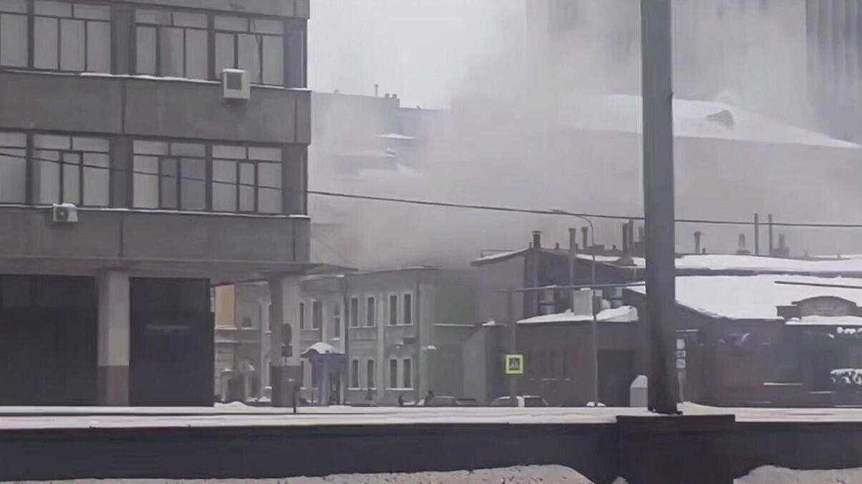 Более 100 человек привлекли к тушению пожара на северо-востоке в Москве