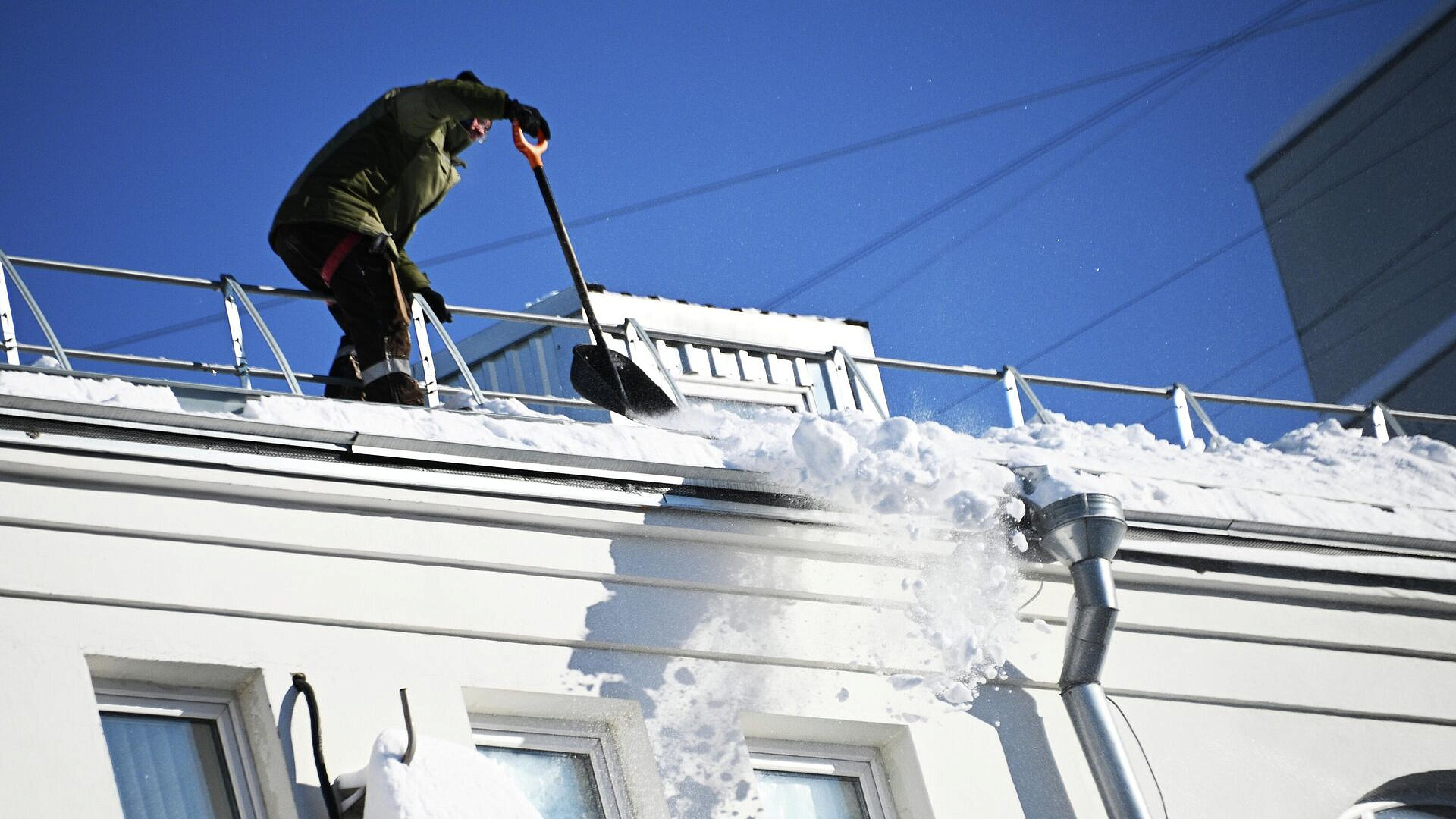 Более 120 кровель зданий обрушились с начала года