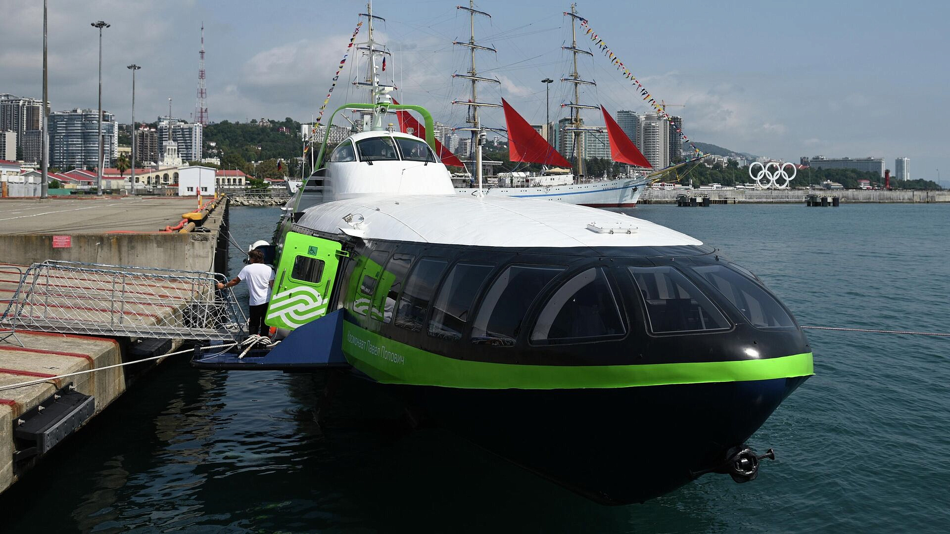 Тестовый рейс судна из Сочи в Сухум встретили Кириенко и президент Абхазии