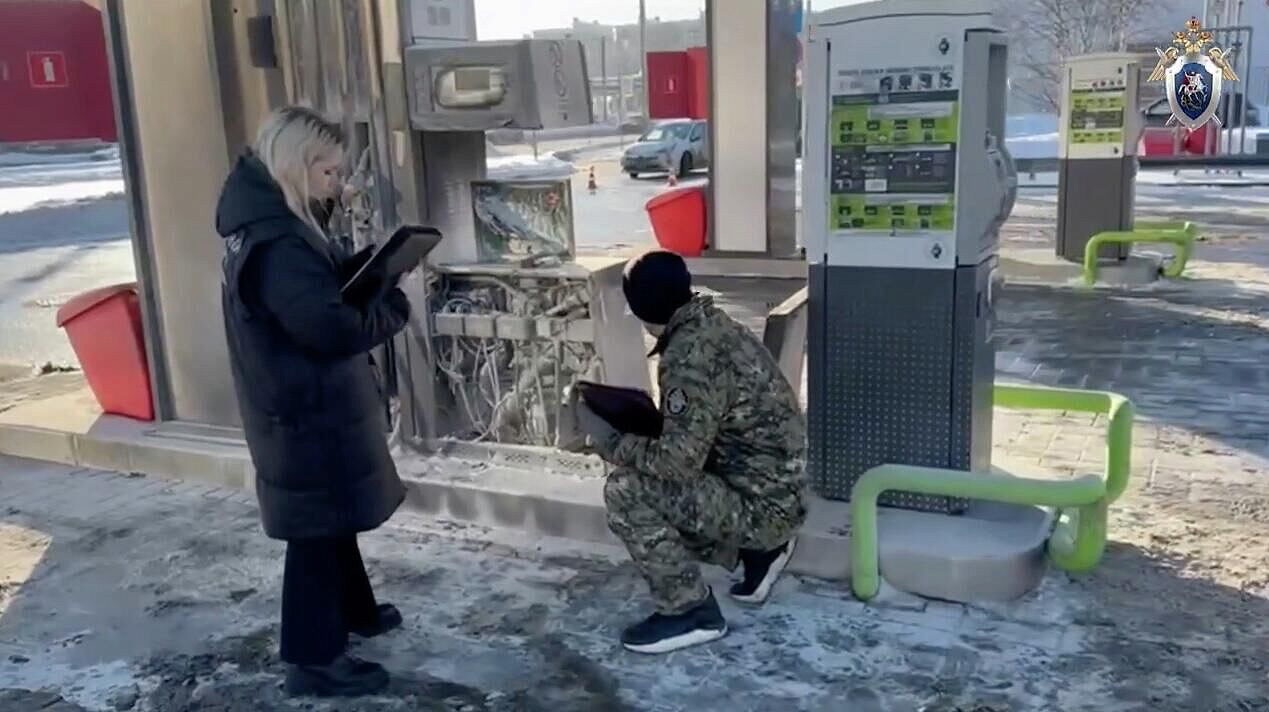 Девушку, поджегшую топливную колонку в Петербурге, отправили в СИЗО