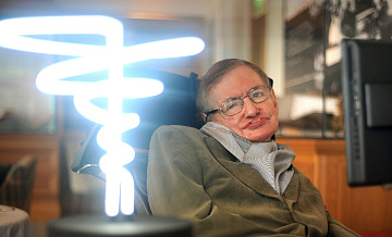 Девушки на фото с Хокингом из дела Эпштейна были сиделками, пишут СМИ