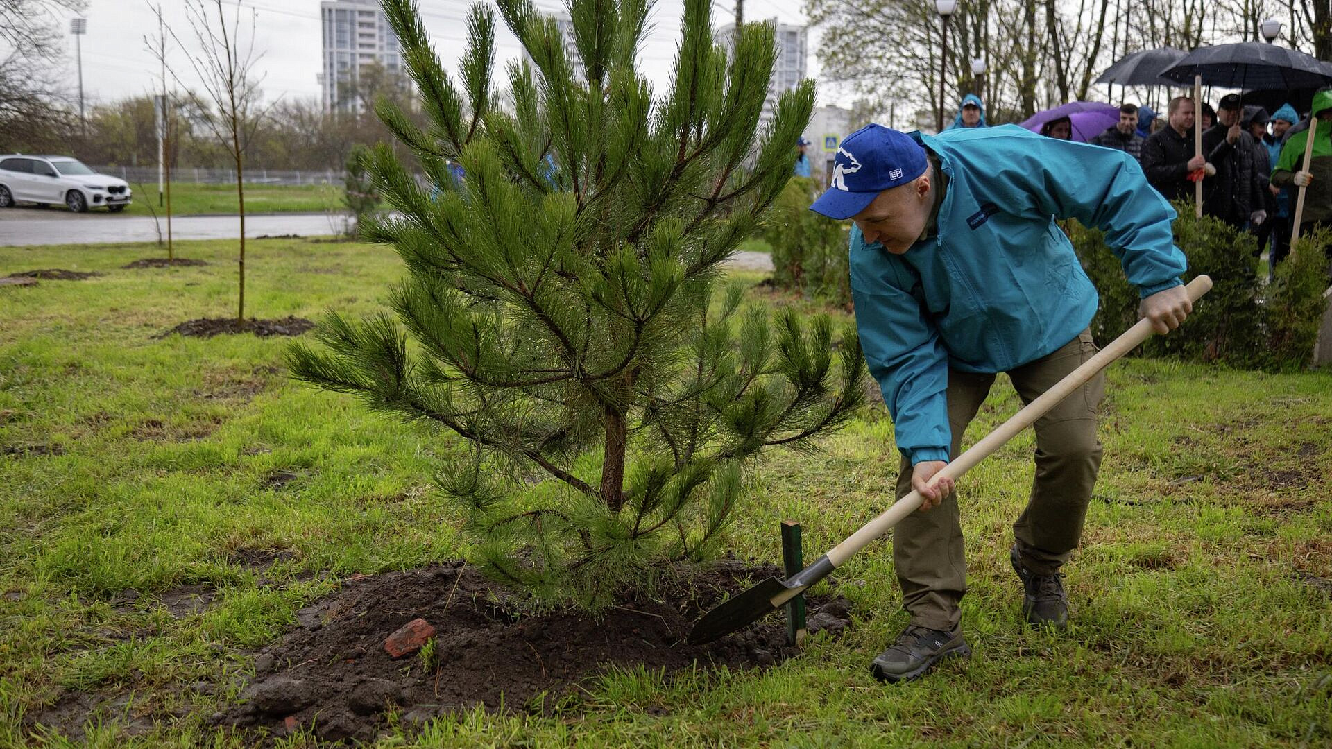 Мурат Кумпилов высадил деревья в парке "Мэздах" в Адыгее