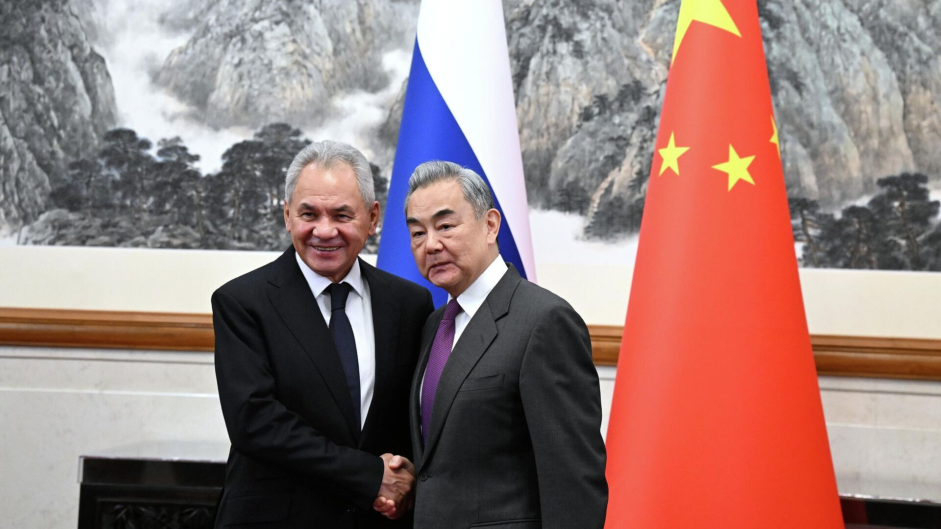 Шойгу рассказал, что хочет обсудить с главой МИД Китая