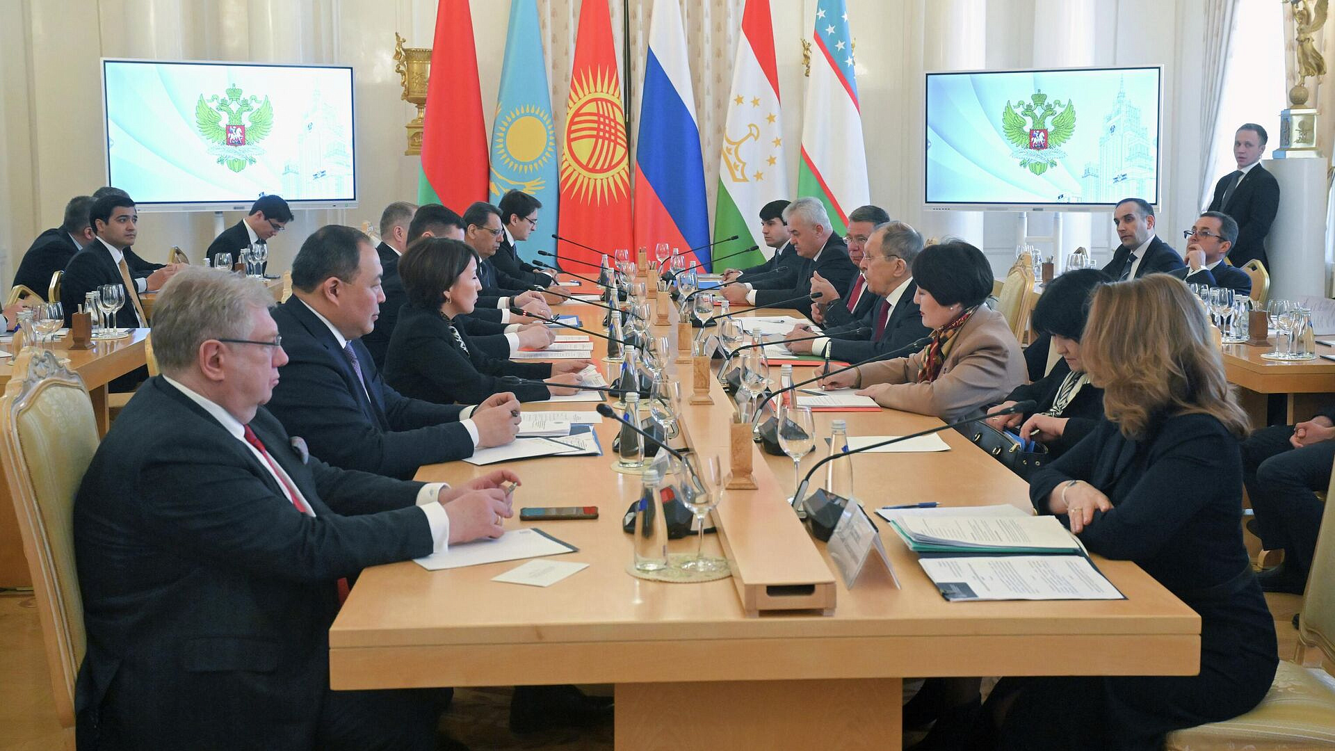 Страны-участницы организации по русскому языку подписали уставные документы