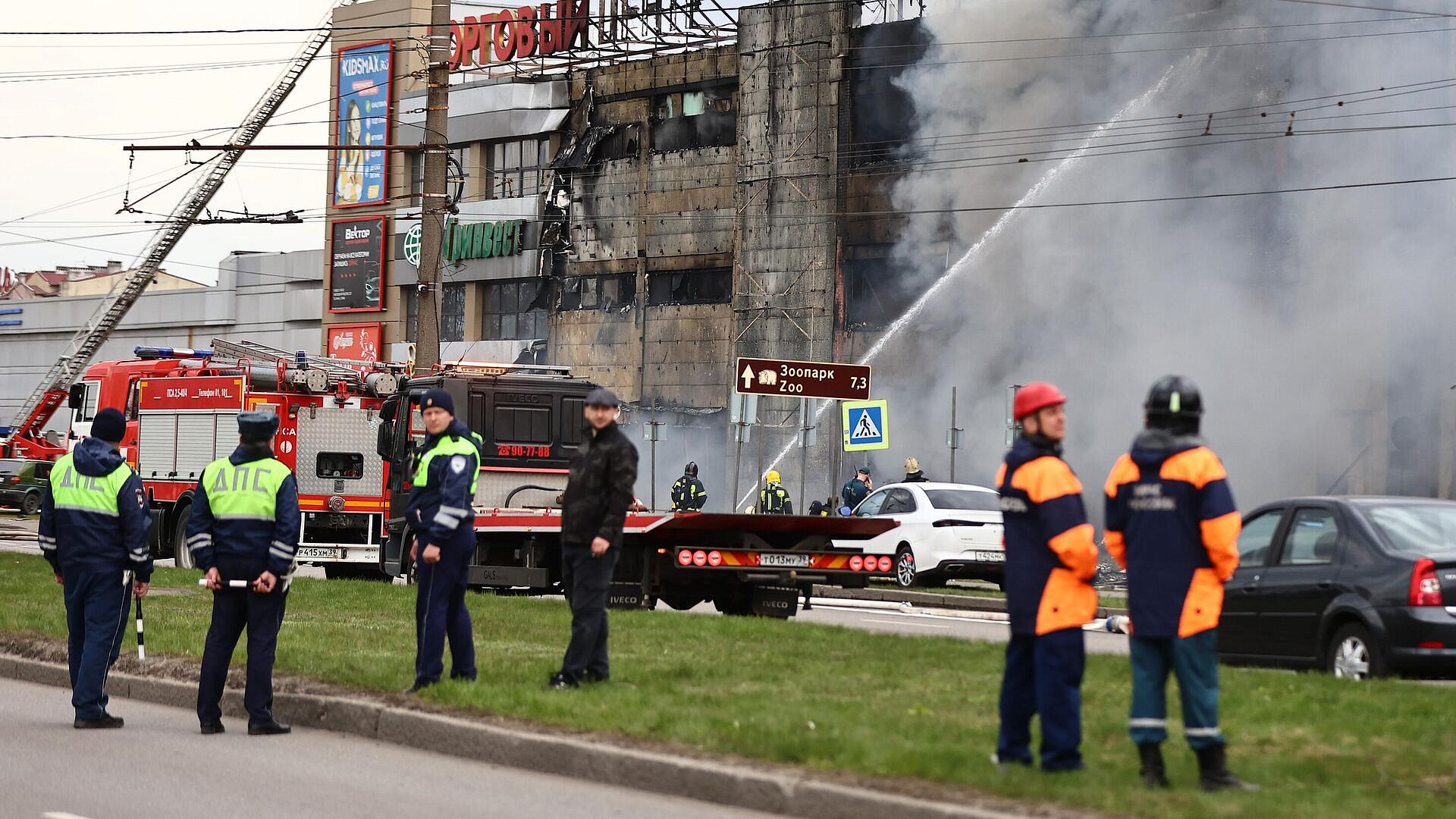 Очевидец рассказала как люди покидали загоревшийся ТЦ в Калининграде 