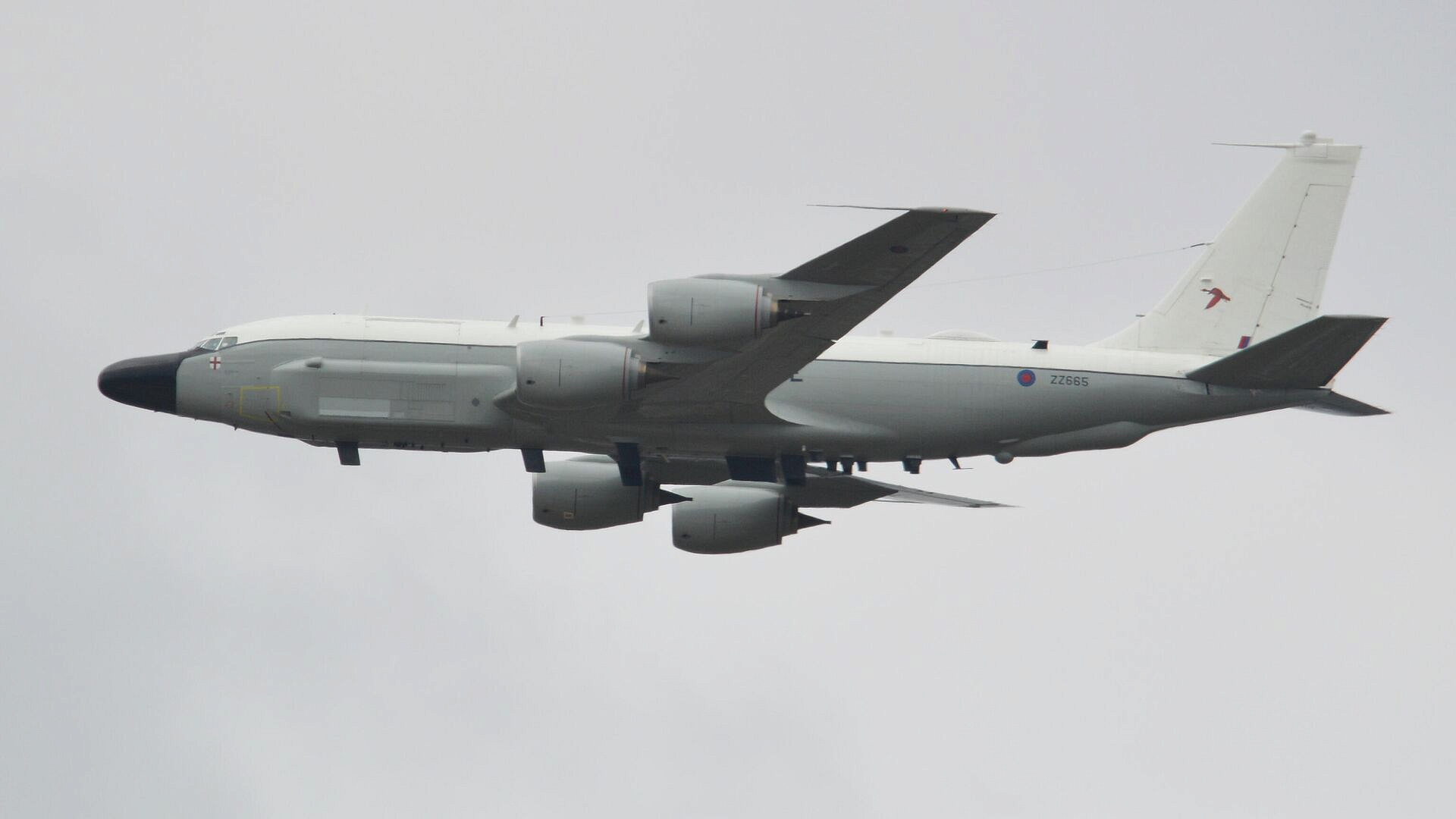 Британский самолет-разведчик летает вдоль границы России над Финляндией