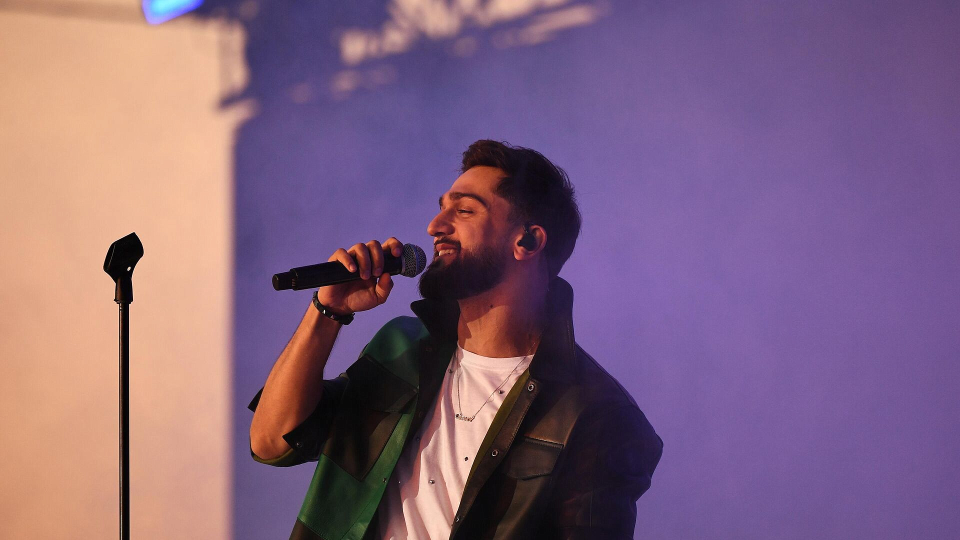 Певец Jony установил рекорд по прослушиваниям на YouTube, обогнав Lagy Gaga