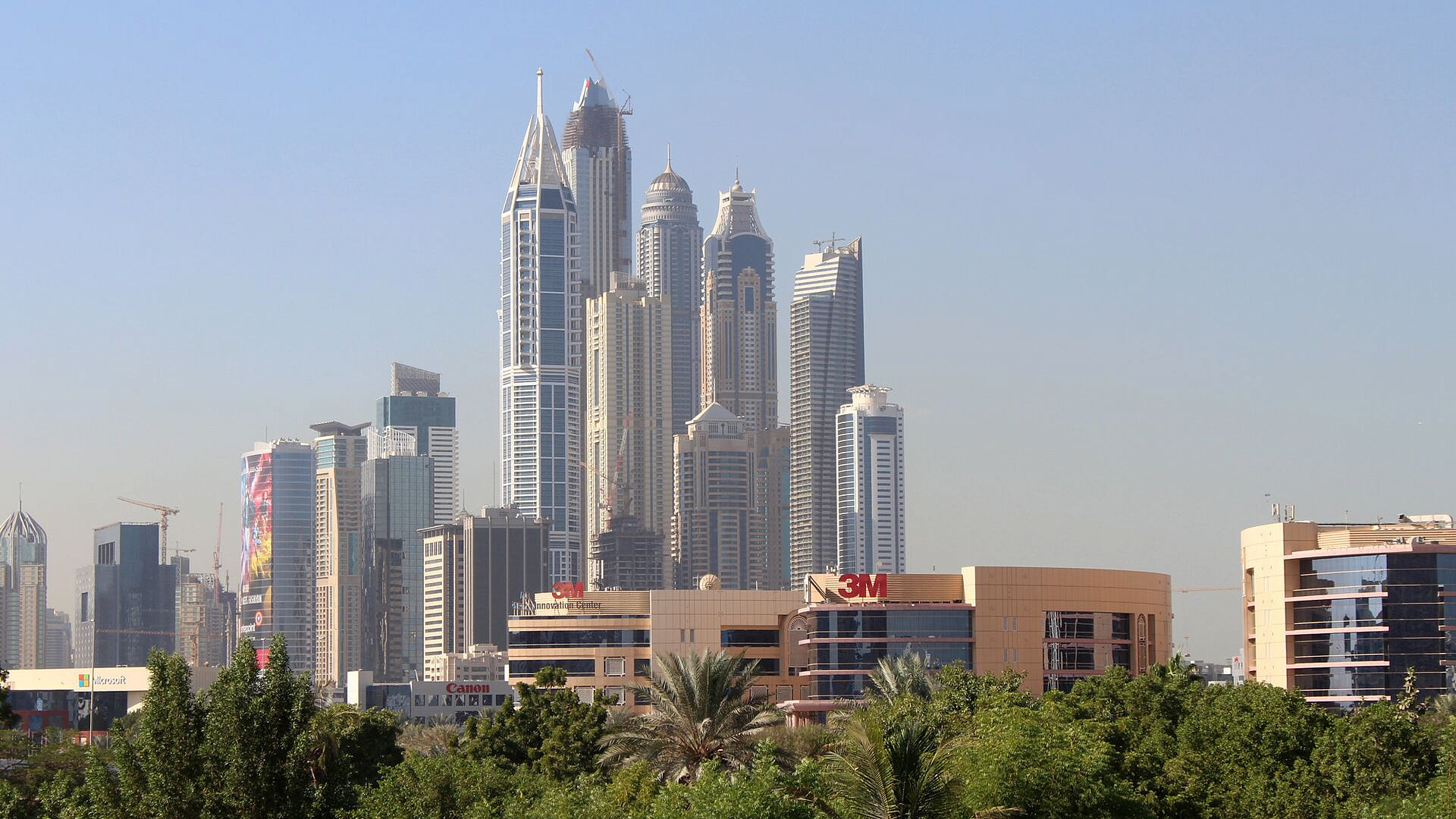 Обломки БПЛА упали на фасад здания в Дубае