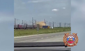 На Ставрополье грузовик с зерном столкнулся с пассажирским поездом