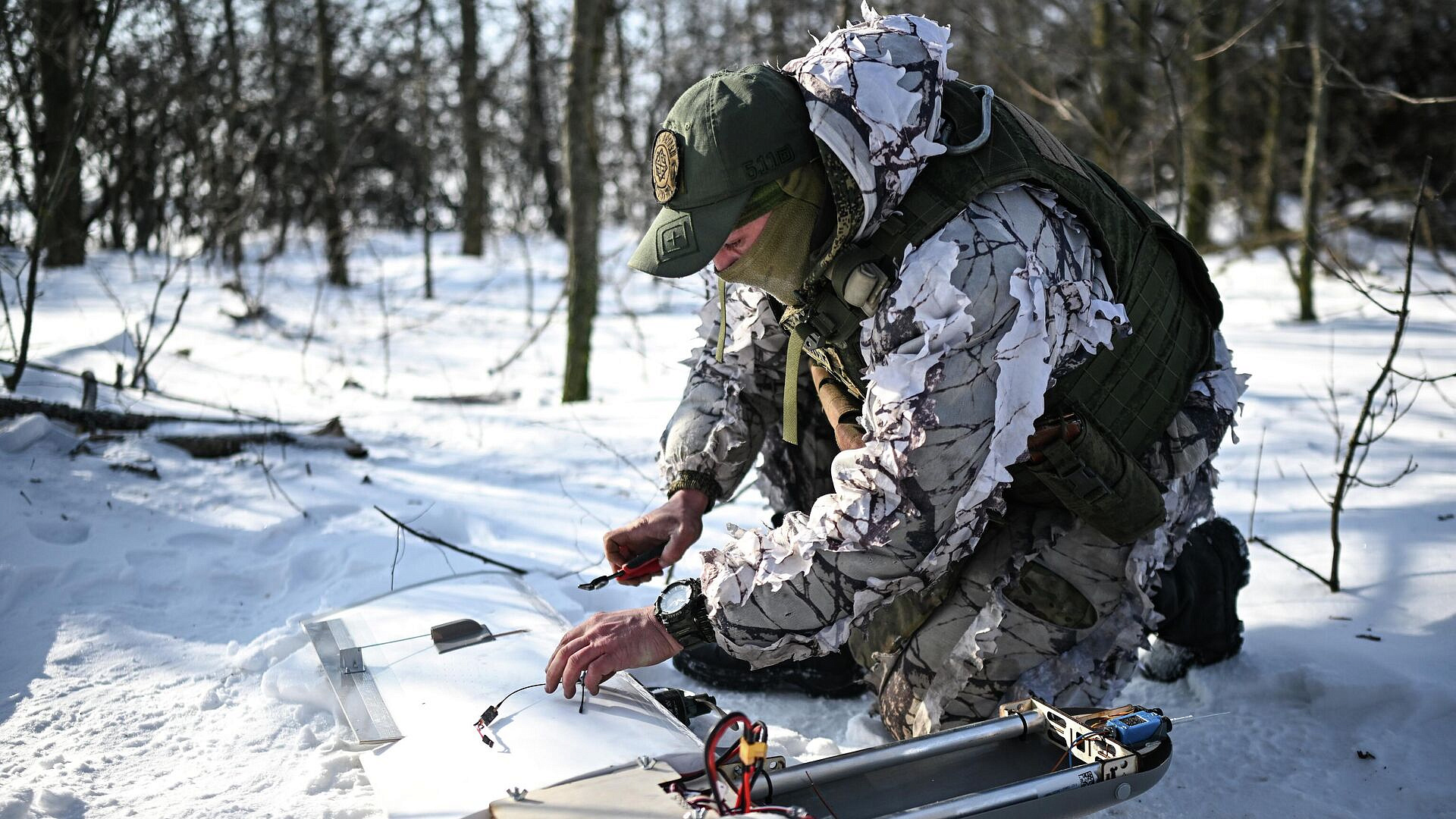 Штурмовик ВС России под обстрелом вывез троих раненых сослуживцев