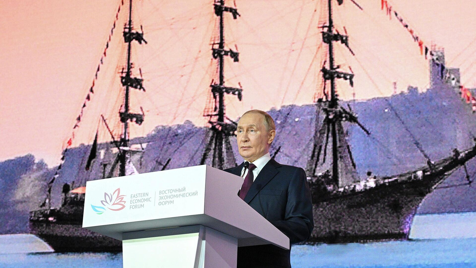 Путин поручил оценить идеи по развитию Трансарктического коридора