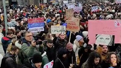 Протестующие в Сербии передали прокурору письма с требованием правосудия