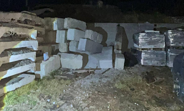 Во Владивостоке бетонный блок опрокинулся на ребенка