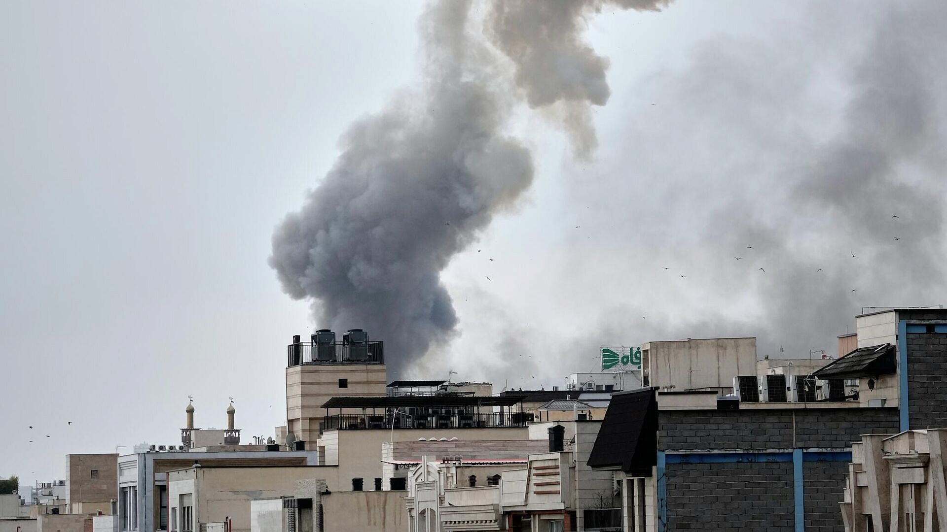 Игровое поле у школы на западе Тегерана повреждено от авиаудара