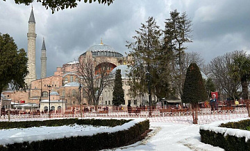 На Стамбул обрушился снегопад, вызвав коллапс в аэропорту