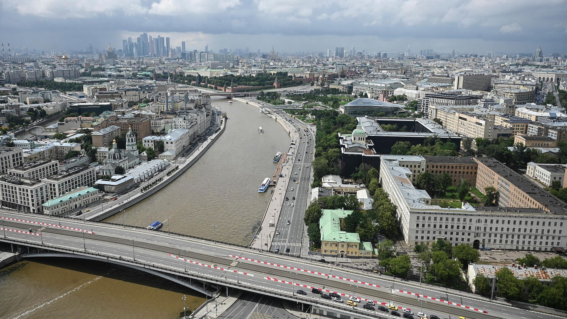 Москва входит в тройку городских экономик мира, заявил Собянин