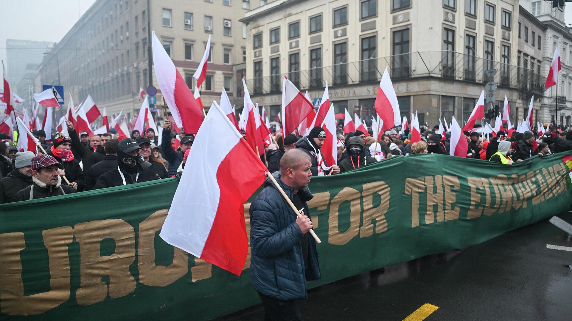 Около 100 тысяч человек присоединились к маршу националистов в Варшаве