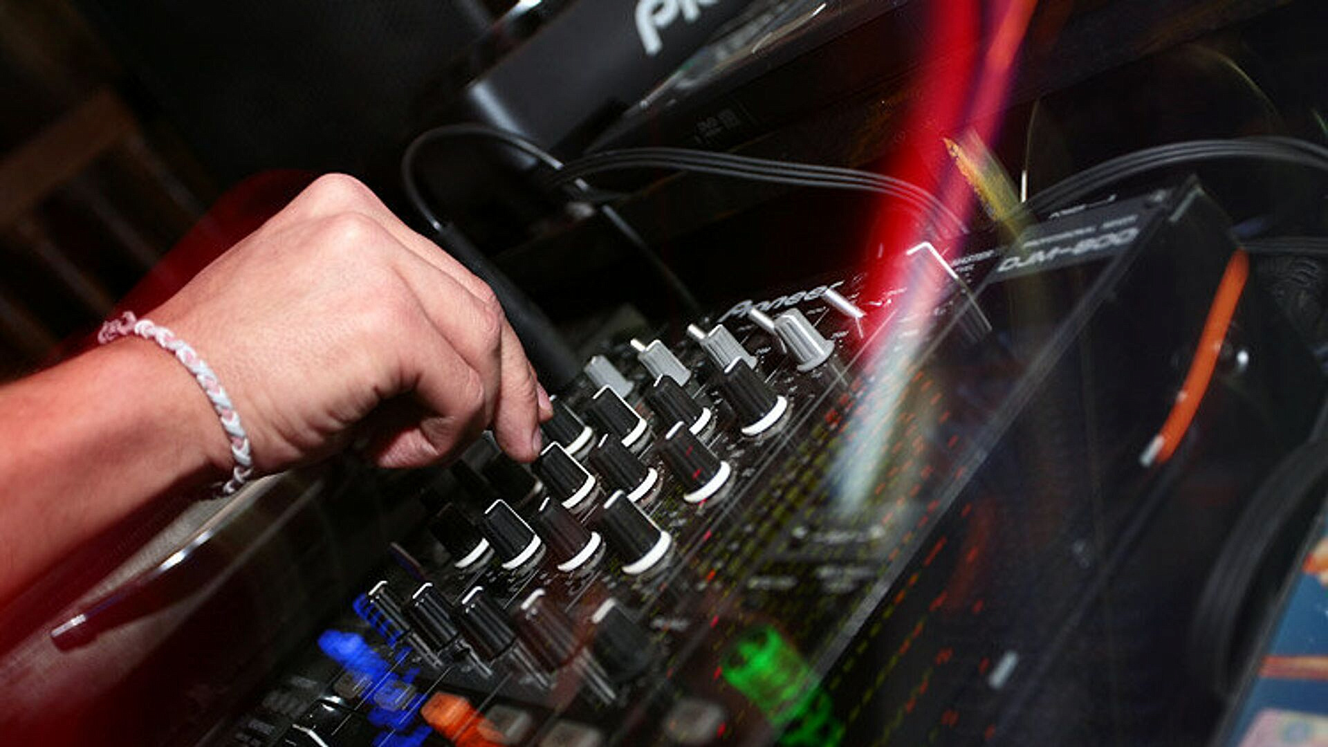 "Ветераны России" просят проверить работу клуба, где была "голая вечеринка"