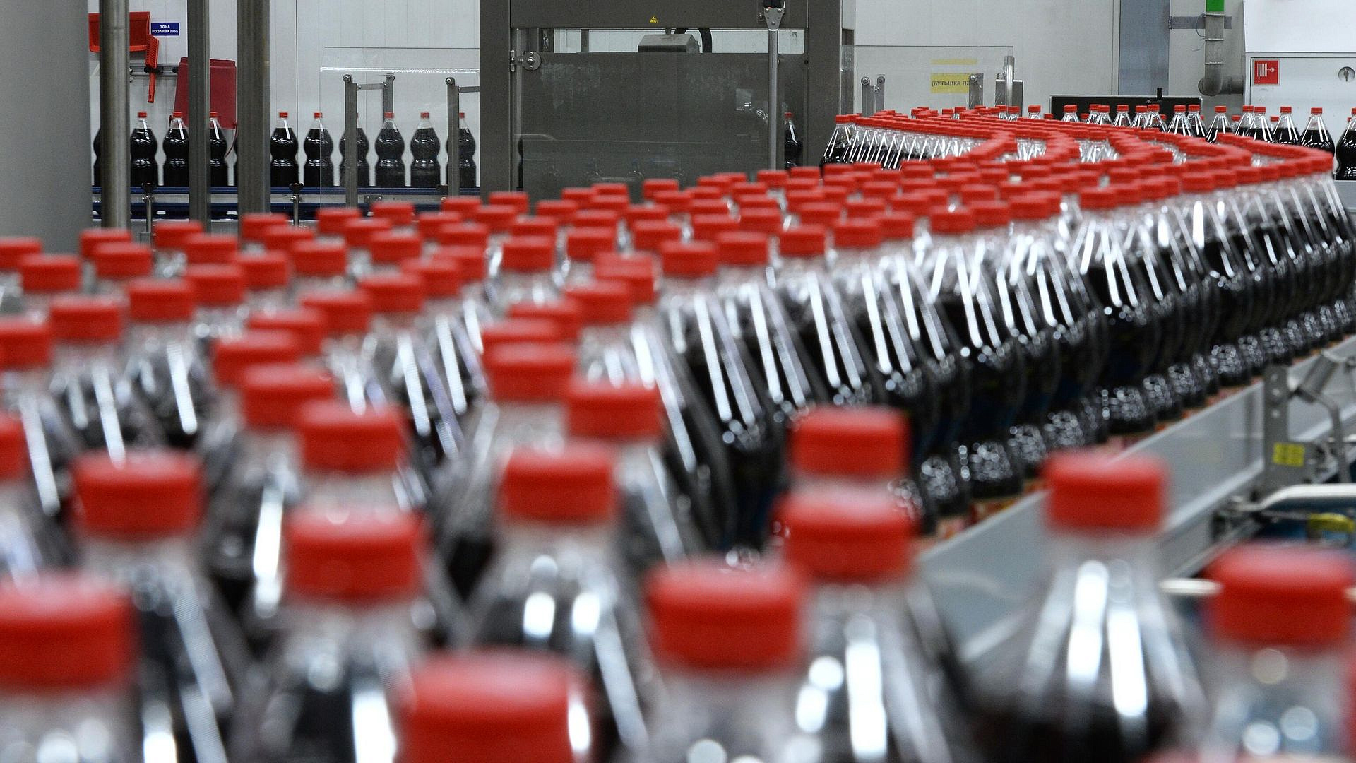 Сладкая газировка вредна для пищевода и желудка, предупредила врач