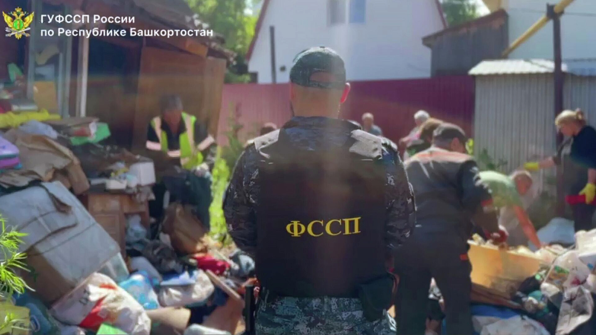 В Уфе из дома пенсионера вывезли десять грузовиков мусора