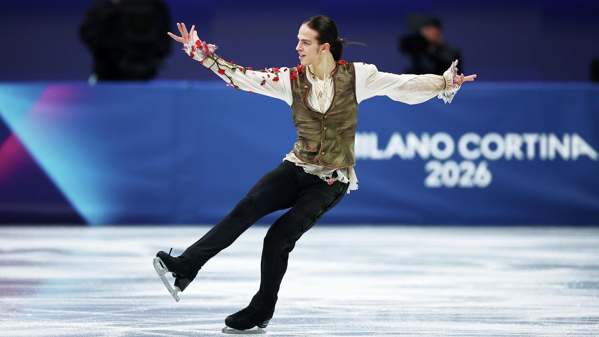 Американца судьи тащили, а Гуменника нет: фигуристы стартовали на Олимпиаде