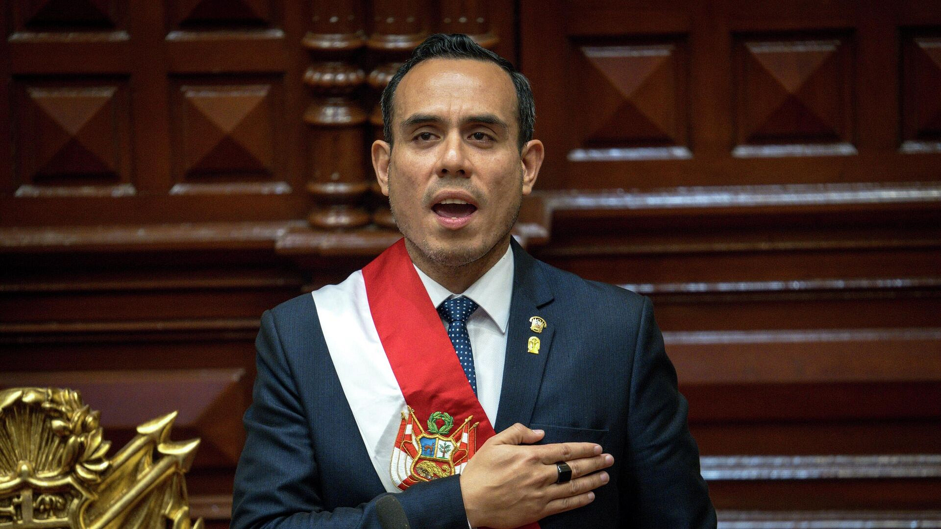 Конгресс Перу отправил в отставку президента за два месяца до выборов