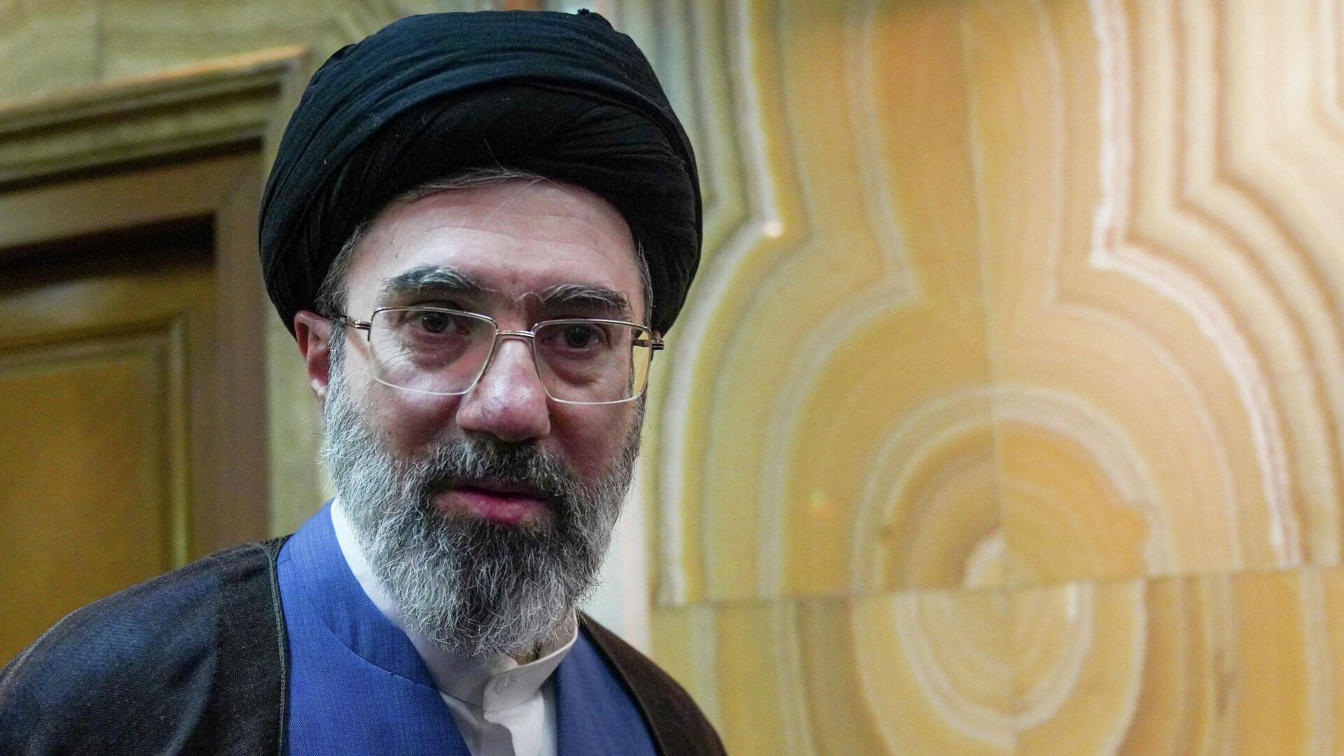 СМИ сообщили о возможном переломе стопы у нового верховного лидера Ирана