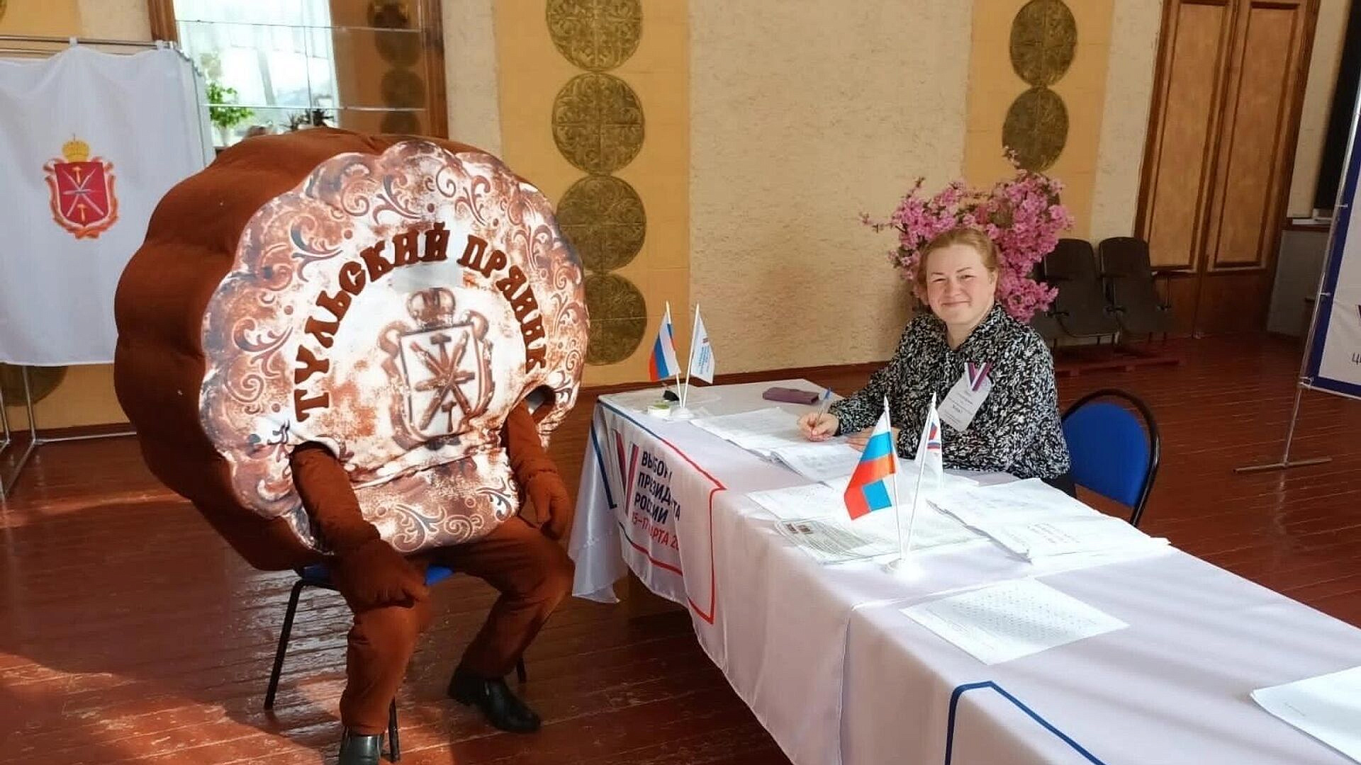 На выборах президента под Тулой проголосовал избиратель в костюме пряника