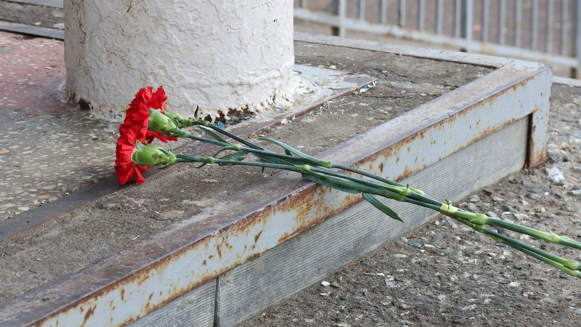 Жители Пермского края несут цветы к школе, где ученик напал на учительницу