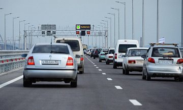 В очереди перед Крымским мостом скопилось около 750 машин