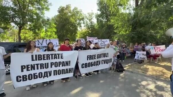 Сторонники Гуцул протестуют у СИЗО в Кишиневе, где она временно содержится