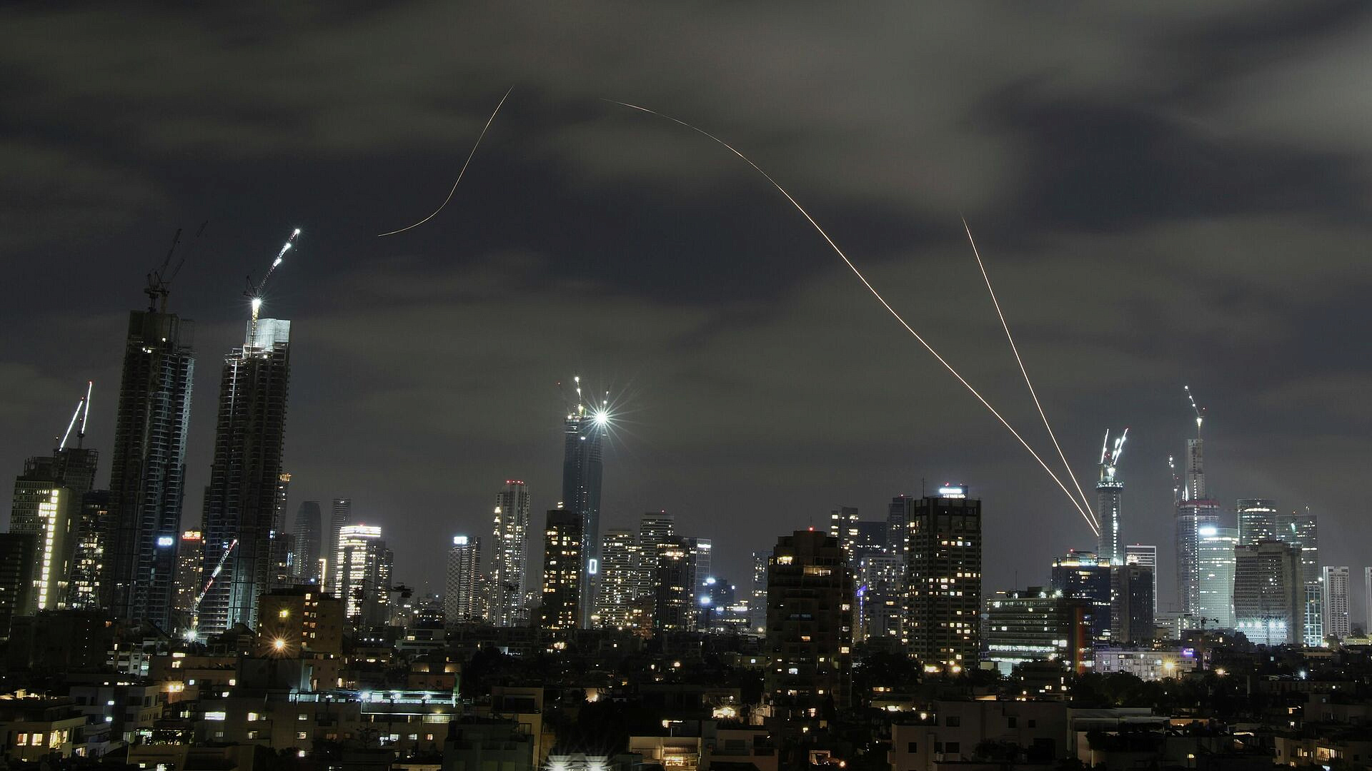 СМИ: в Тель-Авиве и центре Израиля звучат сирены воздушной тревоги