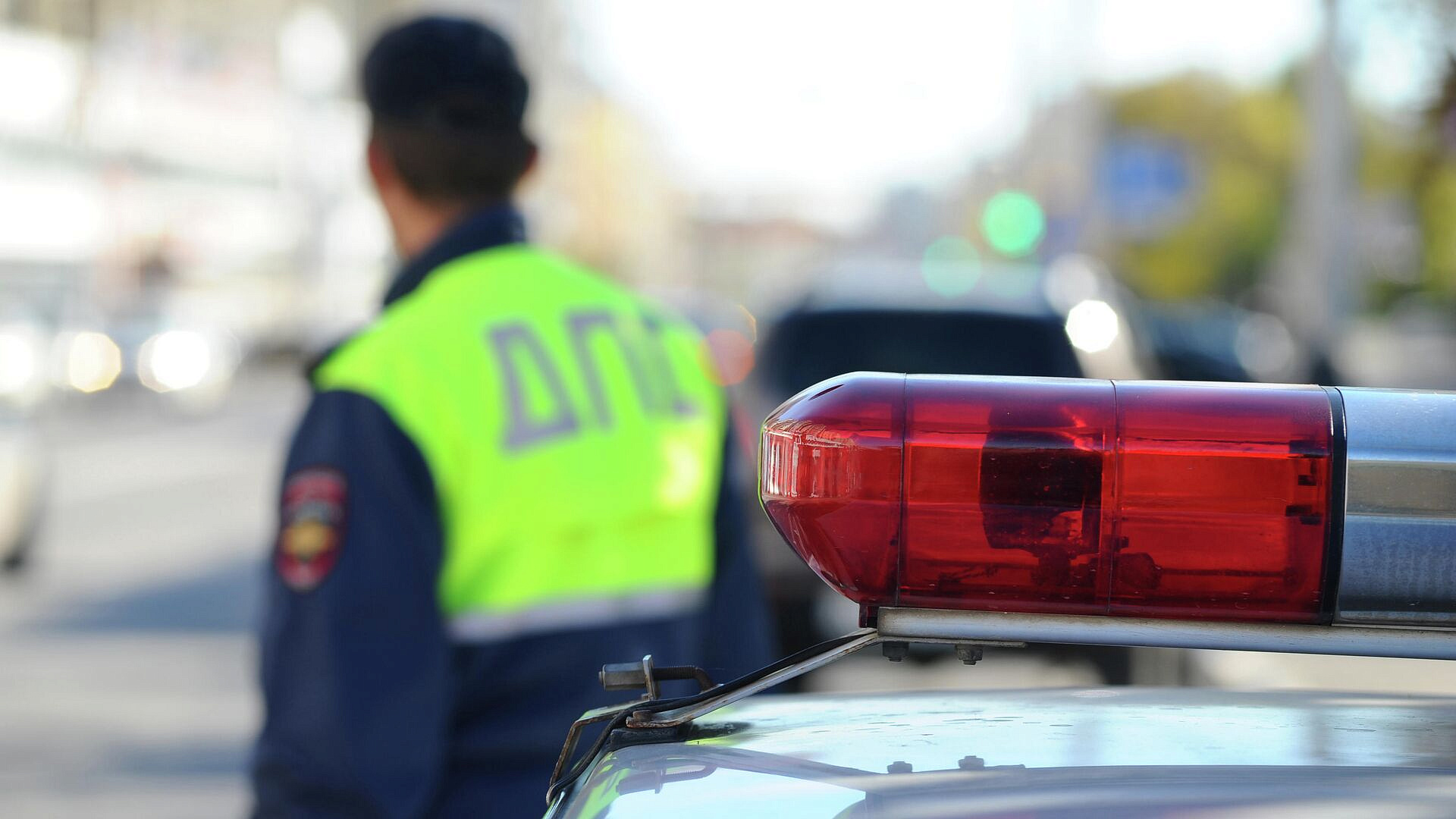 В Петербурге мусоровоз въехал в автомобиль ГИБДД при оформлении ДТП