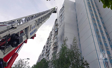 Пожар в многоэтажке на юге Москвы, где ранее загорелся балкон, потушили