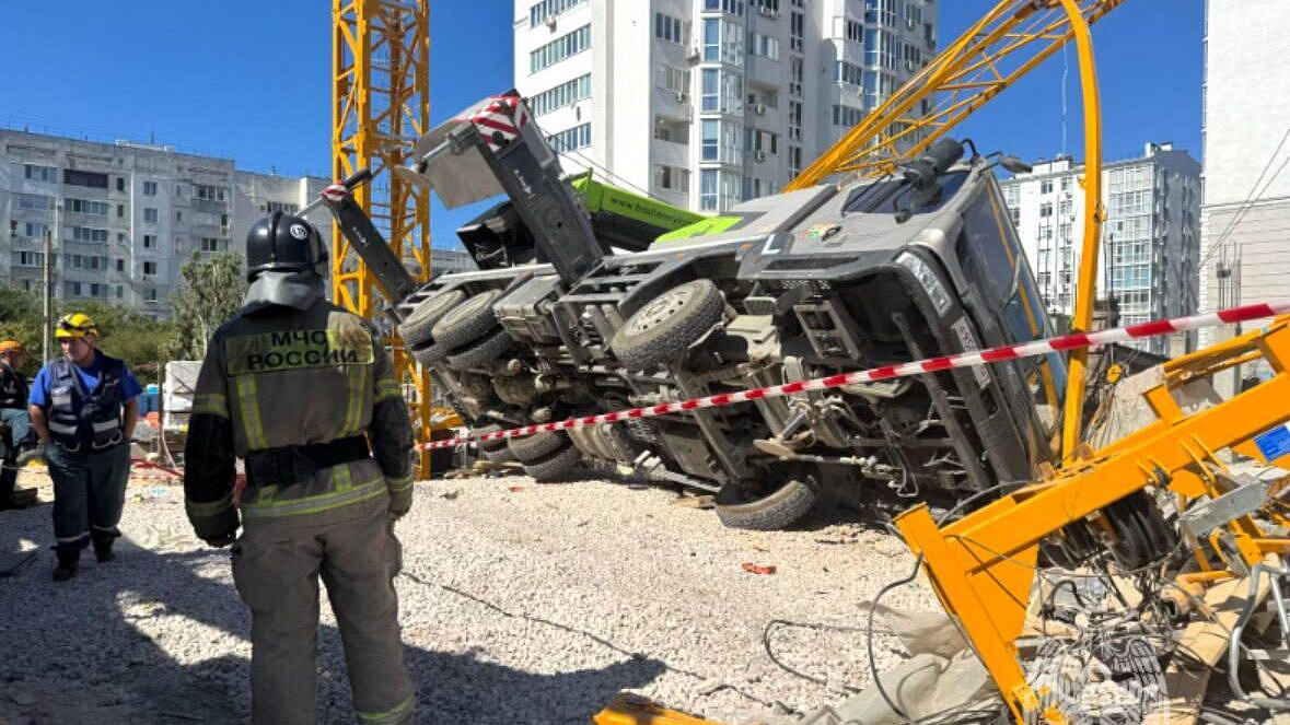 В Севастополе начали проверку после падения строительного крана